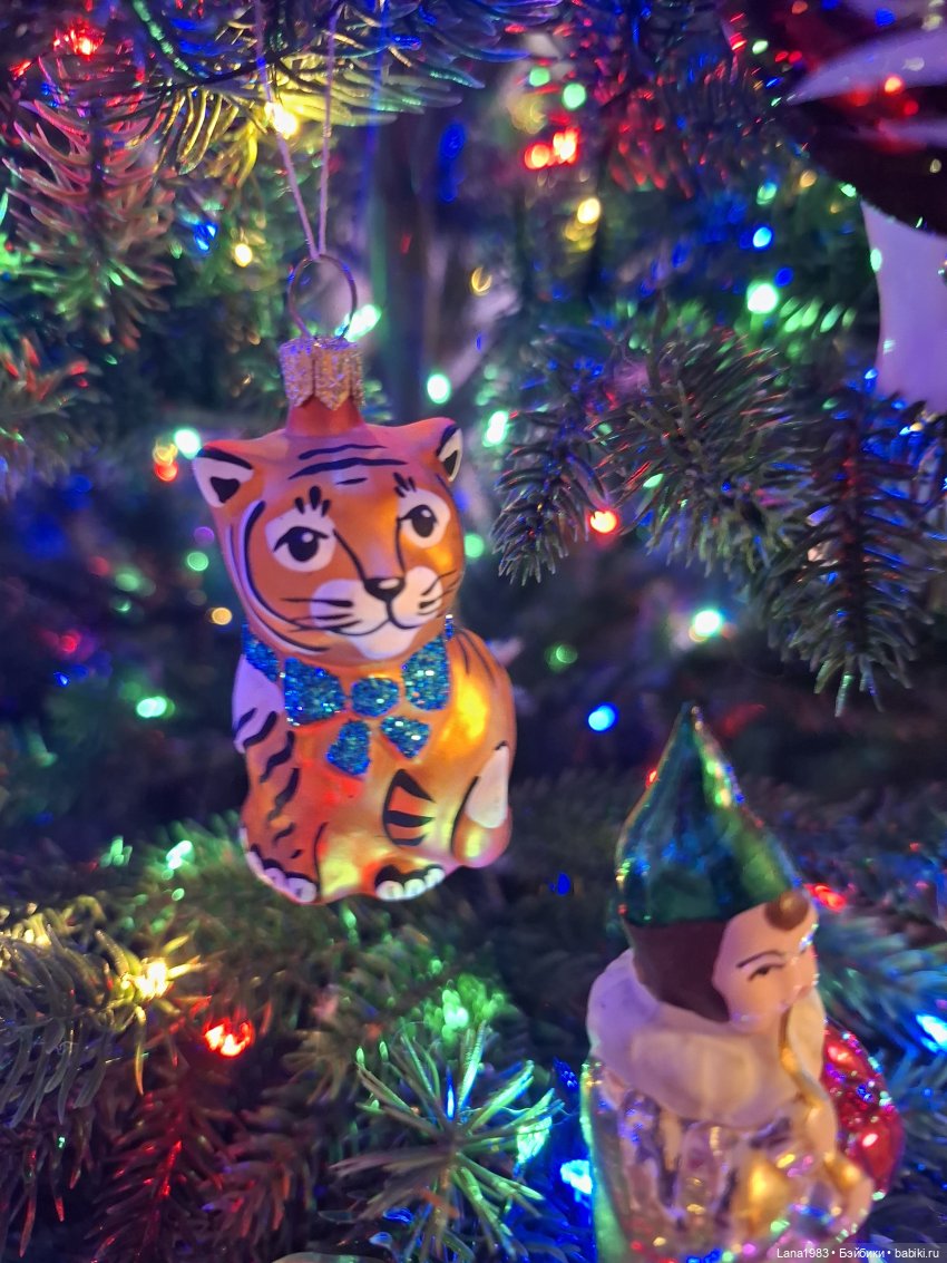 А на нашей ёлке, зелёные иголки