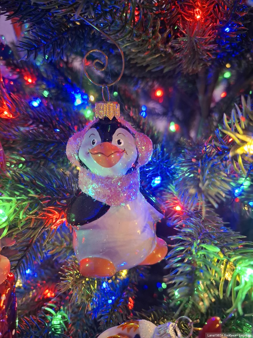 А на нашей ёлке, зелёные иголки