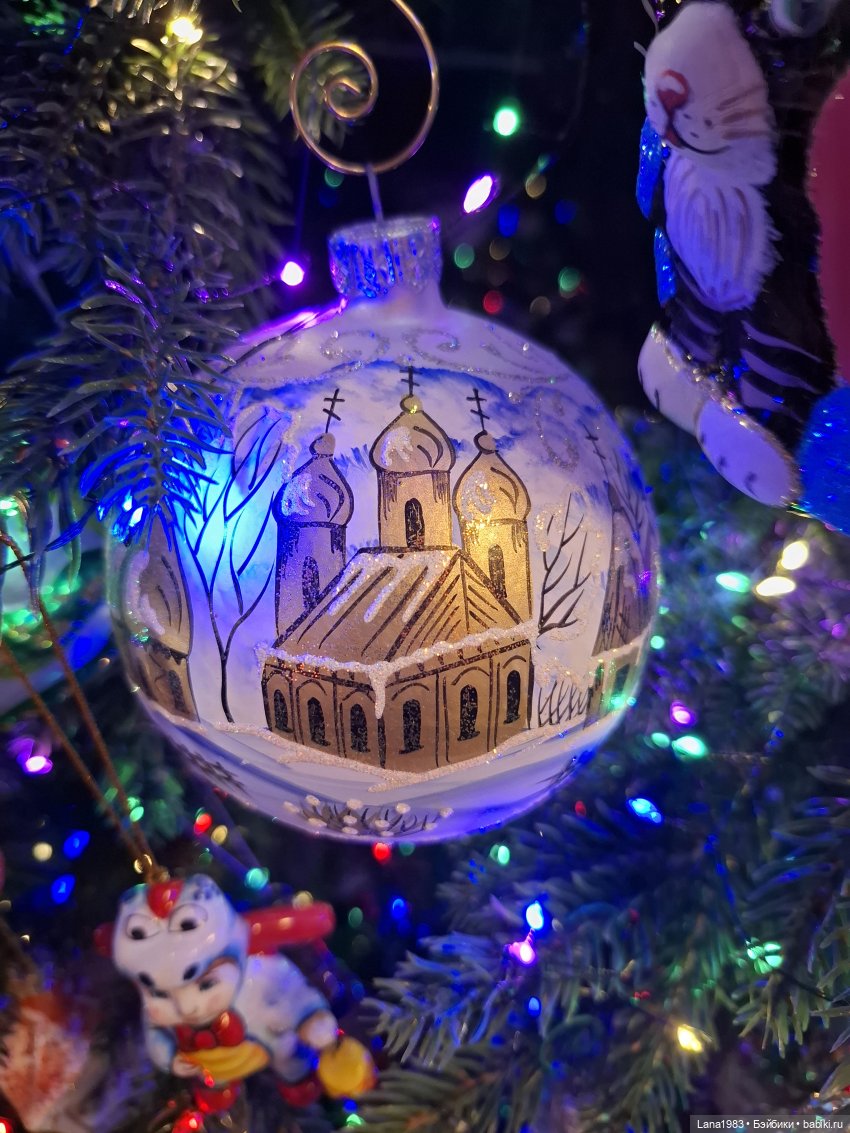 А на нашей ёлке, зелёные иголки