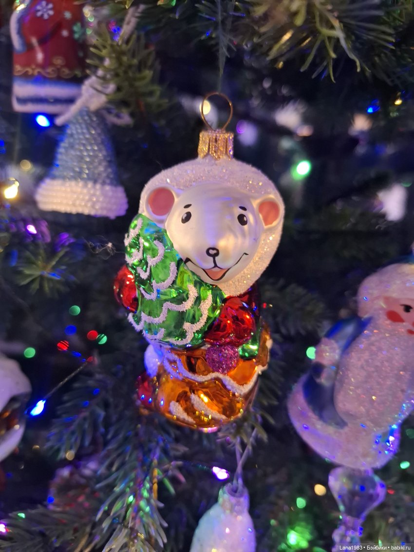 А на нашей ёлке, зелёные иголки