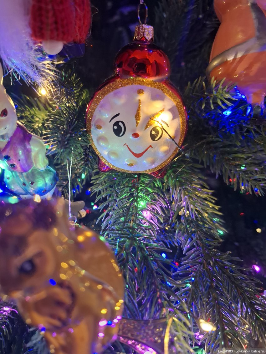 А на нашей ёлке, зелёные иголки