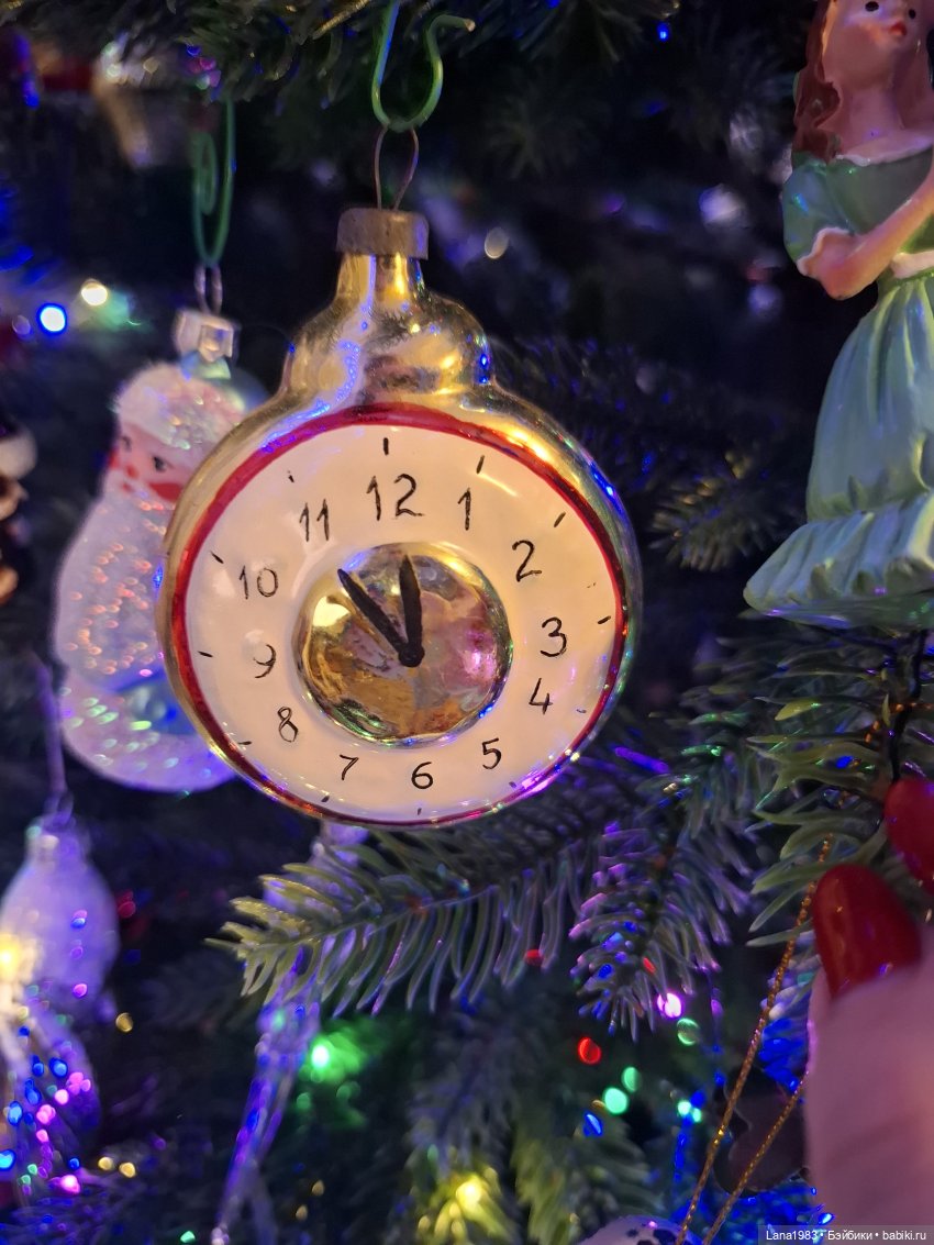 А на нашей ёлке, зелёные иголки