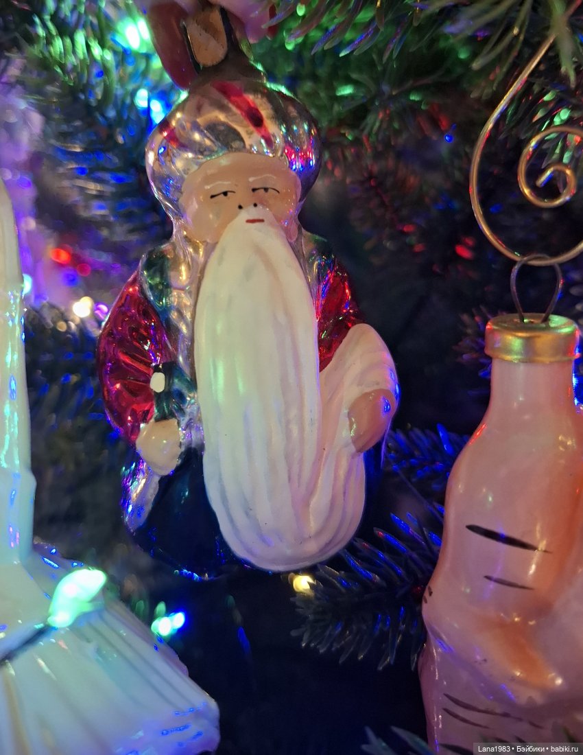 А на нашей ёлке, зелёные иголки