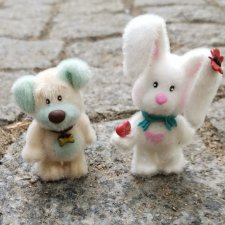 Милые,  пушистые зверята - на прогулке в парке