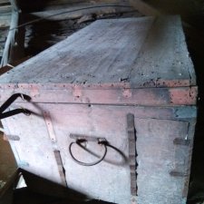 Темный, темный чердак, где много-много  сундуков