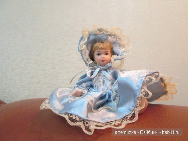 Чудесная коробочка с маленькими фарфоровыми куколками