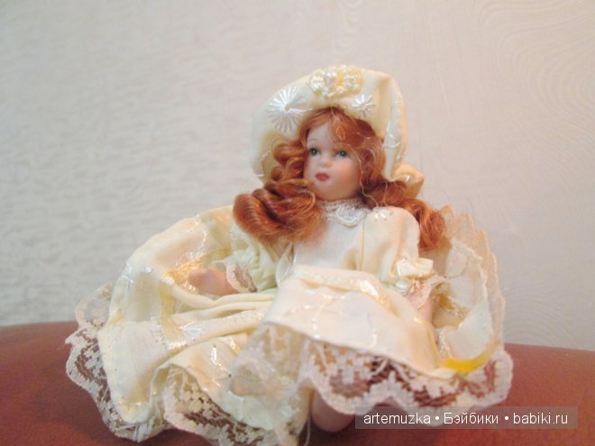 Чудесная коробочка с маленькими фарфоровыми куколками