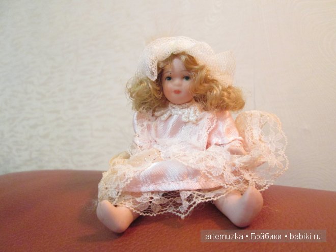 Чудесная коробочка с маленькими фарфоровыми куколками