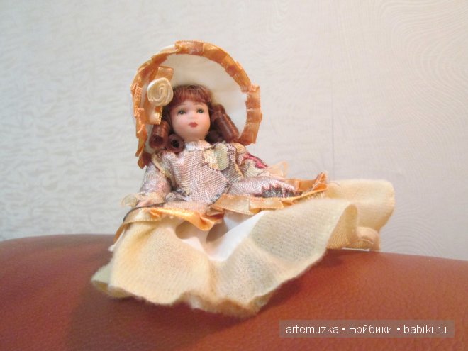 Чудесная коробочка с маленькими фарфоровыми куколками