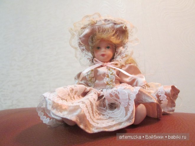 Чудесная коробочка с маленькими фарфоровыми куколками