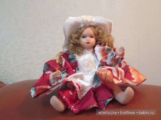 Чудесная коробочка с маленькими фарфоровыми куколками