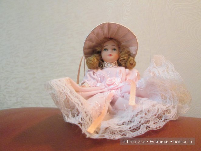 Чудесная коробочка с маленькими фарфоровыми куколками