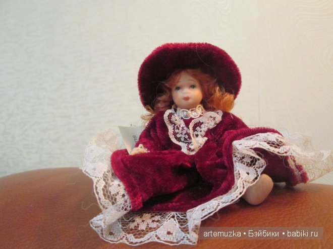 Чудесная коробочка с маленькими фарфоровыми куколками