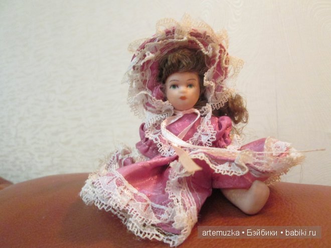 Чудесная коробочка с маленькими фарфоровыми куколками