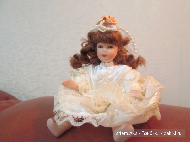 Чудесная коробочка с маленькими фарфоровыми куколками