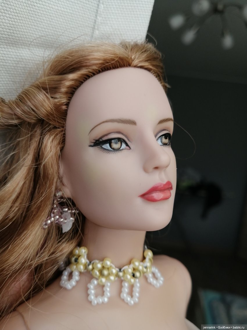 Странные зеленые пятна на лице у Тоннер