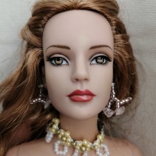 Странные зеленые пятна на лице у Тоннер