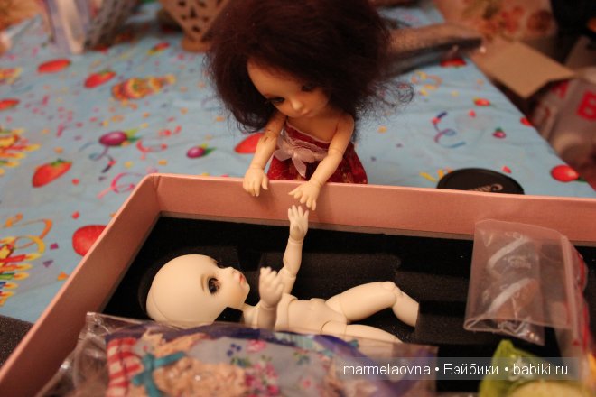 -Давай тебе помогу....Ты кто? Как тебя зовут?