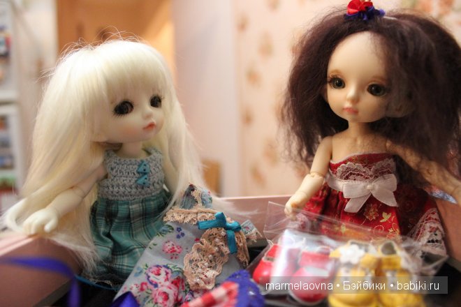 Девчонки заболтались,а мама занималась домашними делами..