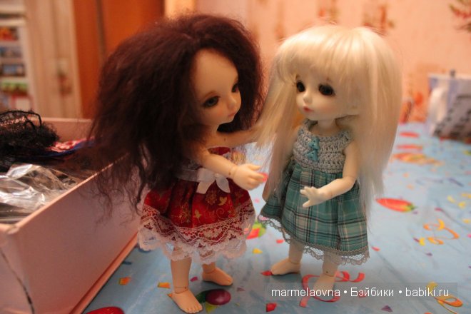 -Ты такая хорошенькая.....Как снегурочка беленькая....