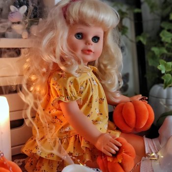 Кукла ГДР отмечает Хеллоуин