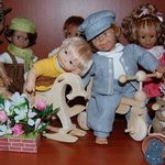 Куклы на полочке