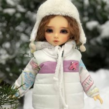 Кира катается на сноуборде воскресным утром