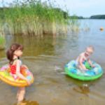 Кукла и водоём.