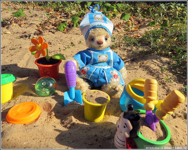 Мишка Михаэлла играет в песочнице | Бэйбики Мишка Михаэлла играет в песочнице