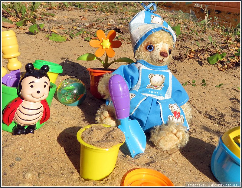 Мишка Михаэлла играет в песочнице | Бэйбики Мишка Михаэлла играет в песочнице