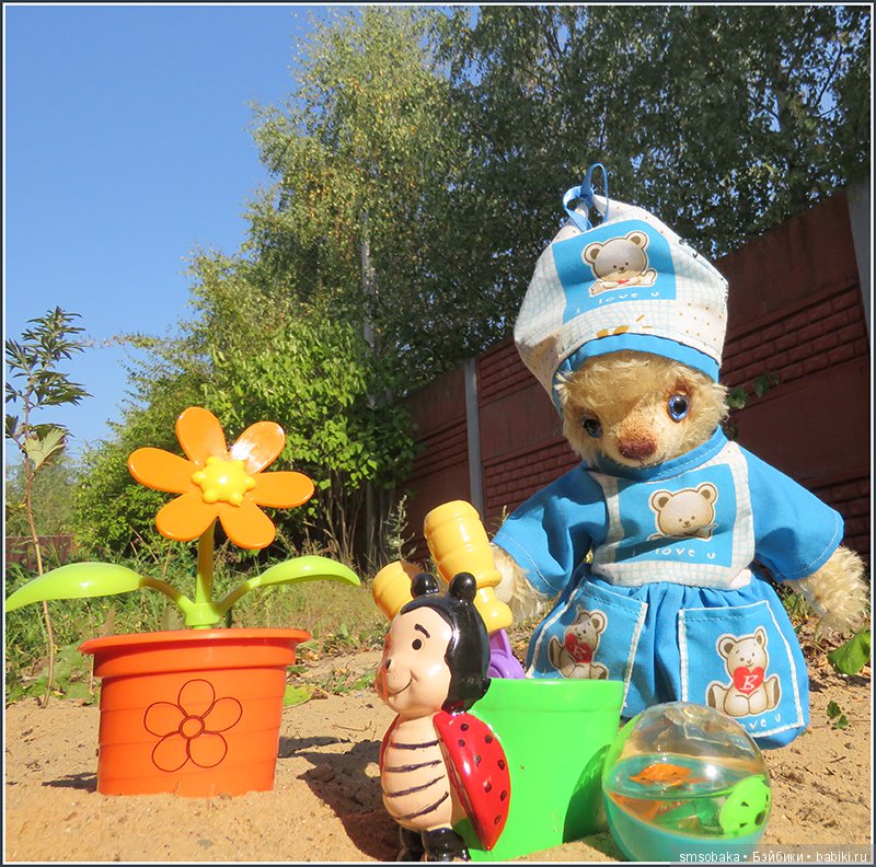 Мишка Михаэлла играет в песочнице | Бэйбики Мишка Михаэлла играет в песочнице