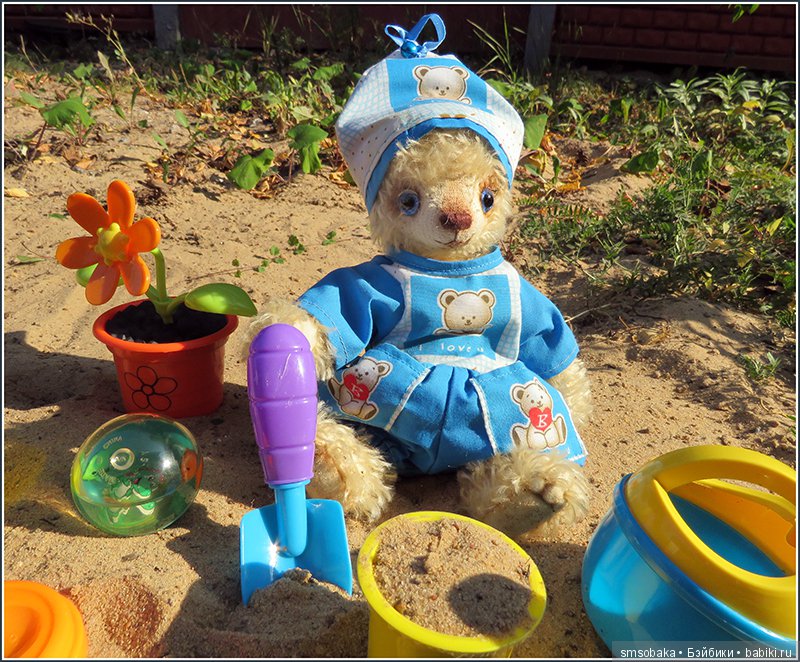 Мишка Михаэлла играет в песочнице | Бэйбики Мишка Михаэлла играет в песочнице