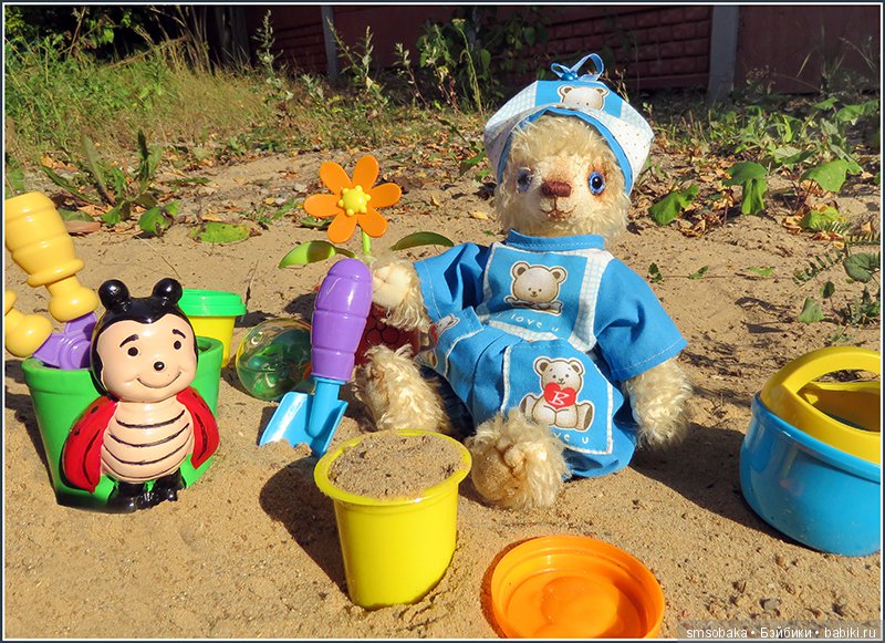 Мишка Михаэлла играет в песочнице | Бэйбики Мишка Михаэлла играет в песочнице