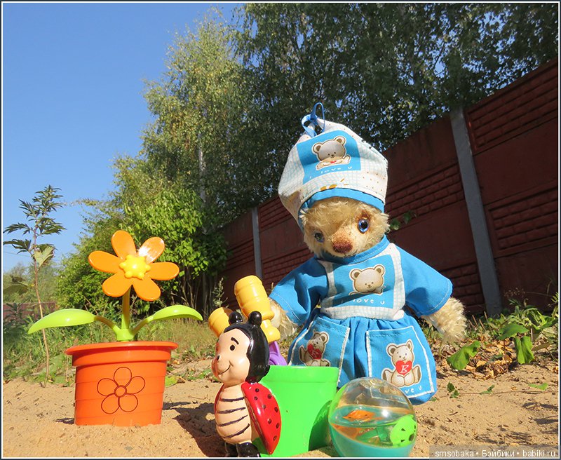 Мишка Михаэлла играет в песочнице | Бэйбики Мишка Михаэлла играет в песочнице