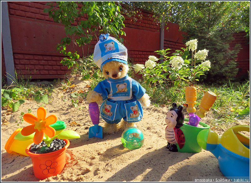 Мишка Михаэлла играет в песочнице | Бэйбики Мишка Михаэлла играет в песочнице