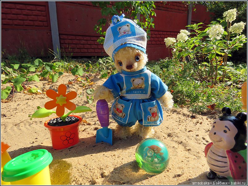 Мишка Михаэлла играет в песочнице | Бэйбики Мишка Михаэлла играет в песочнице