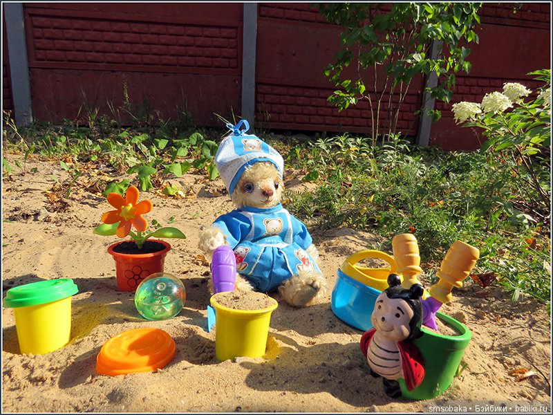 Мишка Михаэлла играет в песочнице | Бэйбики Мишка Михаэлла играет в песочнице