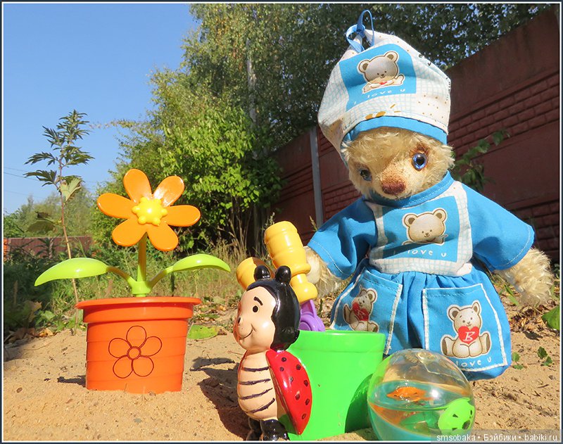Мишка Михаэлла играет в песочнице | Бэйбики Мишка Михаэлла играет в песочнице