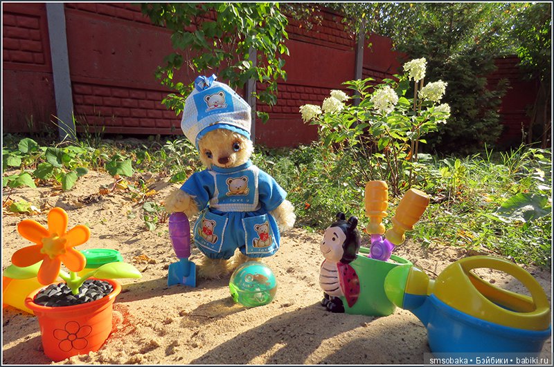 Мишка Михаэлла играет в песочнице | Бэйбики Мишка Михаэлла играет в песочнице
