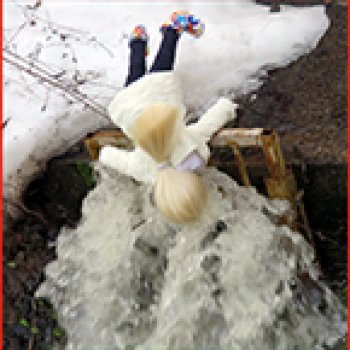 Мирослава упала в водопад.