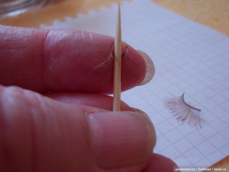 Как приклеить ресницы кукле (фото 9)