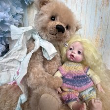 Мишка Тедди и куколка вместе.