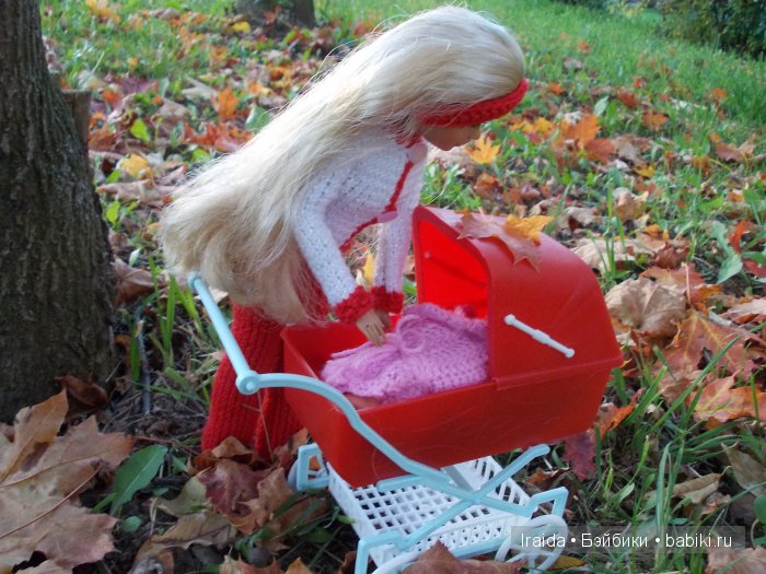 Осенняя прогулка Вики с Алисой