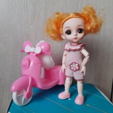 Баболька со скутером. Баболька со скутером.