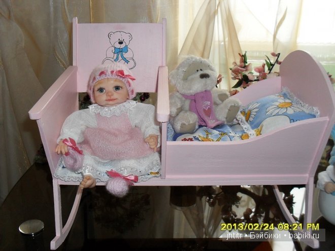 Кроватка для куклы Вареньки