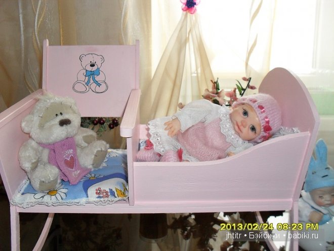 Кроватка для куклы Вареньки