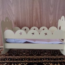 Металлическая кроватка для куклы с постельными принадлежностями .