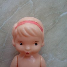 Кукла с рельефными волосами и ободком фабрики Аским