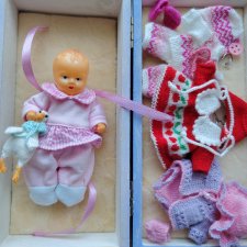 Пупс целлулоидный в шкатулке с одеждой