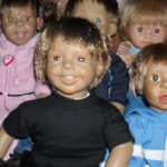 Диван, заполненный испанцами. Характерные импанские куклы